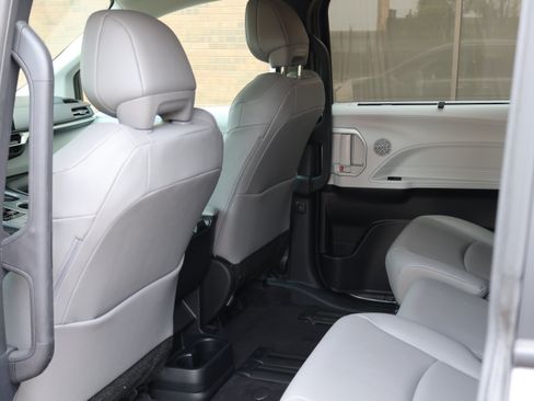 Used 2025 Toyota Sienna XLE FWD image 17