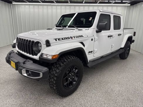 Used 2025 Jeep Gladiator Mojave AWD/4WD image 3