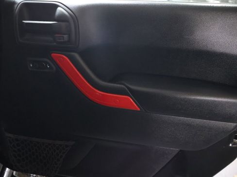 Used 2018 Jeep Wrangler Unlimited Rubicon w/ Connectivity Group image 12