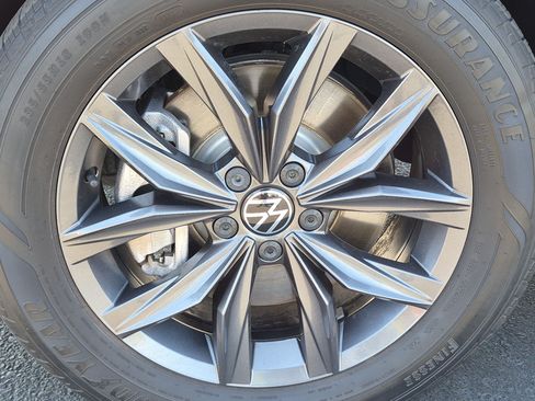 Used 2023 Volkswagen Tiguan SE w/ Panoramic Sunroof Package FWD image 13