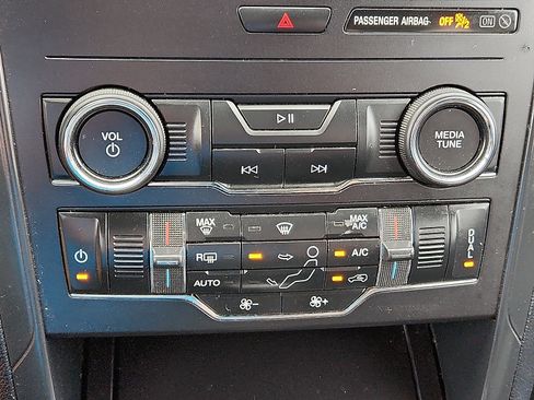 Used 2019 Ford Explorer XLT w/ Equipment Group 201A FWD image 16