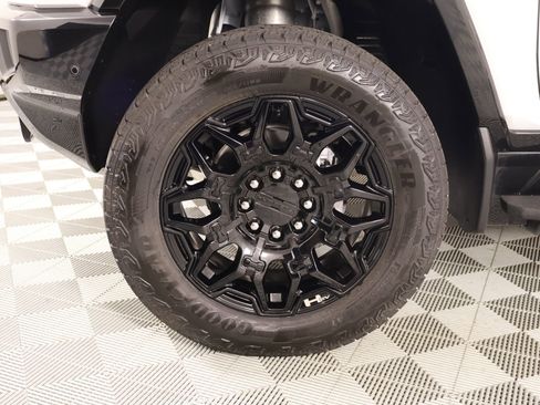 Used 2024 GMC Hummer EV 2X w/ LPO, Illumination Package image 17