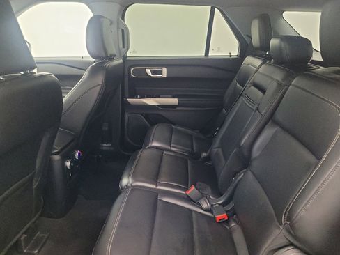 Used 2022 Ford Explorer XLT w/ Equipment Group 202A AWD/4WD image 18