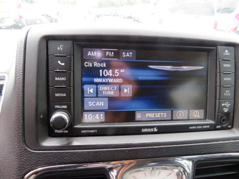 Used 2015 Chrysler Town & Country Touring FWD image 17