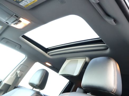 Used 2018 Toyota Highlander XLE image 18