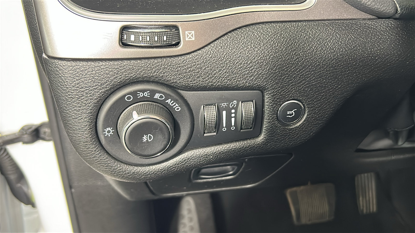 Used 2021 Jeep Cherokee Latitude Lux w/ Sun & Sound Group AWD/4WD image 23
