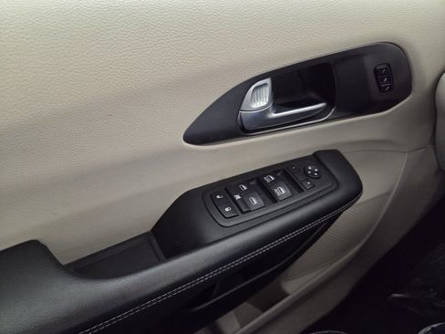 Certified 2024 Chrysler Pacifica Touring-L image 20