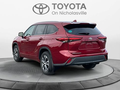 Used 2023 Toyota Highlander XLE image 4