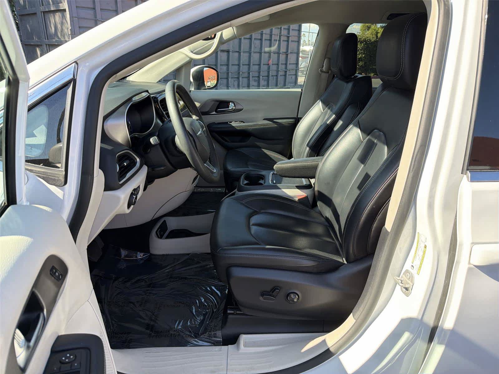 Used 2023 Chrysler Pacifica Touring-L FWD image 12