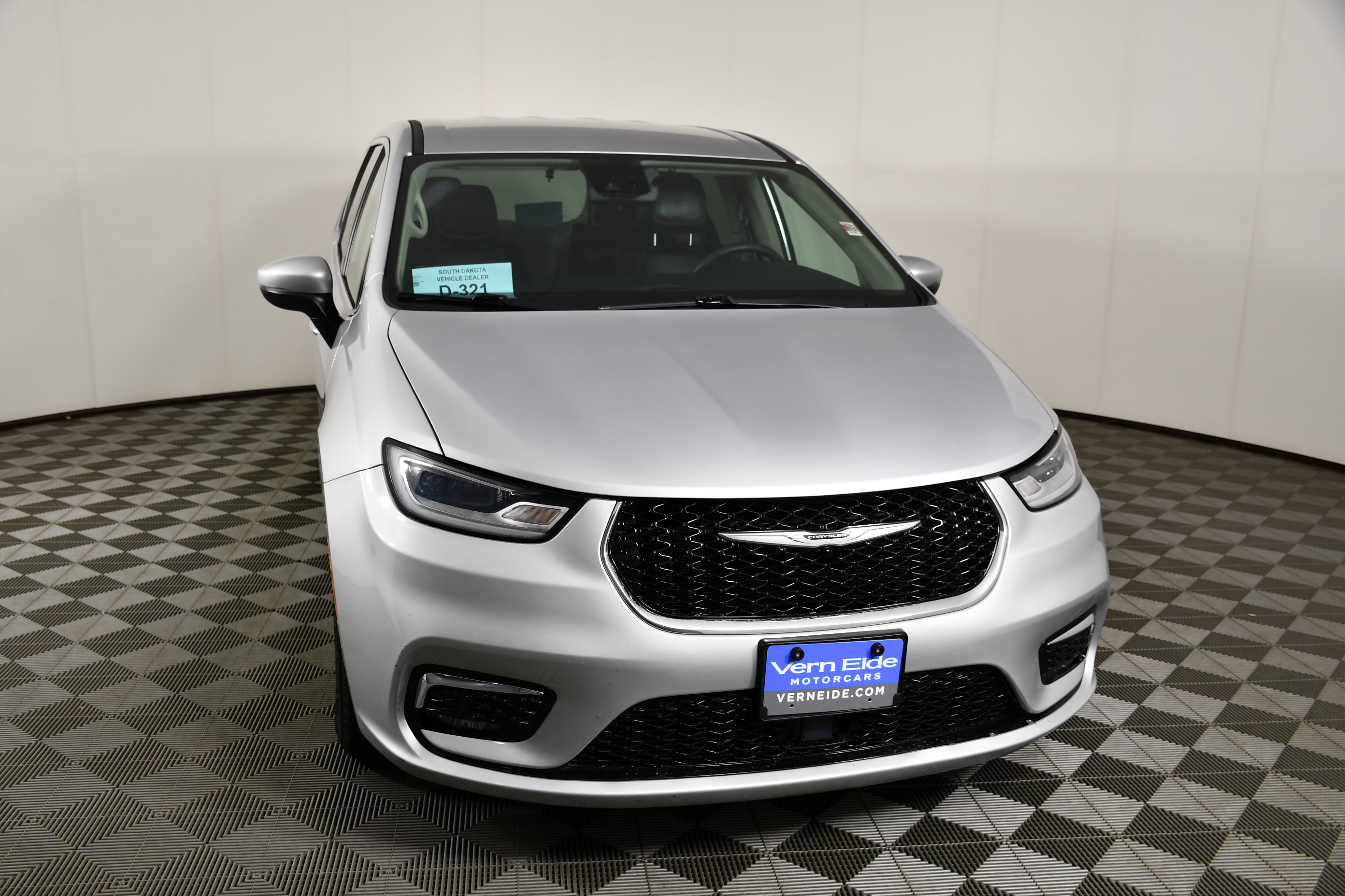 Used 2023 Chrysler Pacifica Touring-L FWD image 3