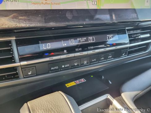 Used 2025 Toyota Sienna XLE Woodland Edition image 17