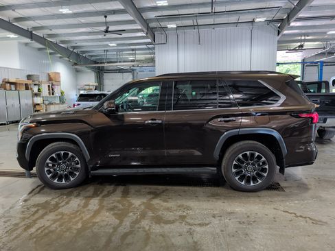 Used 2023 Toyota Sequoia Limited AWD/4WD image 5