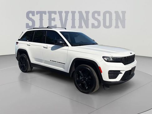 Used 2022 Jeep Grand Cherokee Altitude AWD/4WD image 7