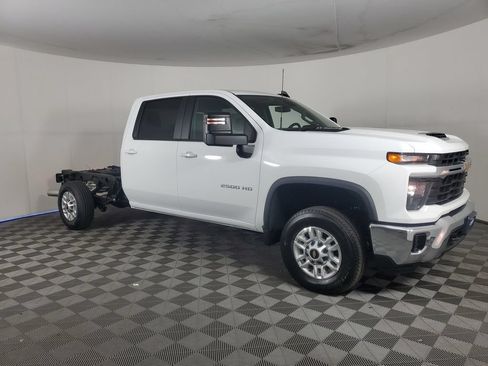 New 2026 Chevrolet Silverado 2500 LT w/ Convenience Package AWD/4WD image 3