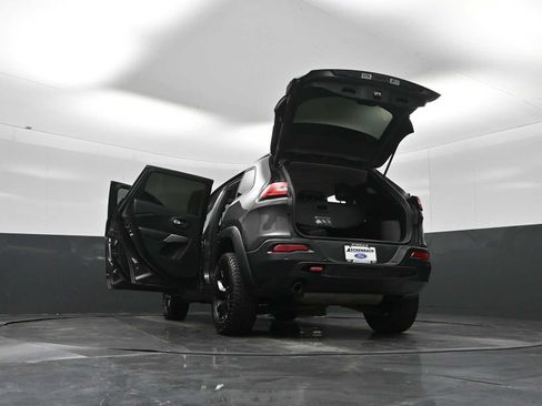 Used 2018 Jeep Cherokee Trailhawk w/ Quick Order Package 23L image 38