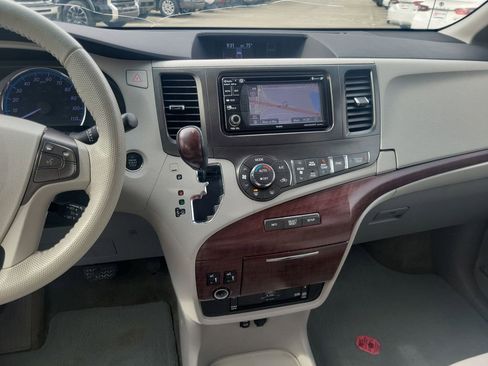 Used 2013 Toyota Sienna XLE w/ Entertainment Pkg image 30