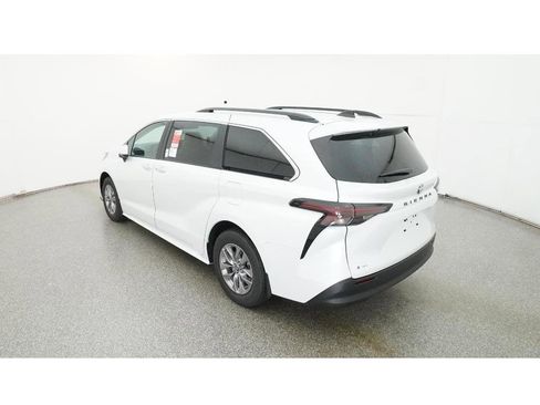 New 2026 Toyota Sienna XLE image 5
