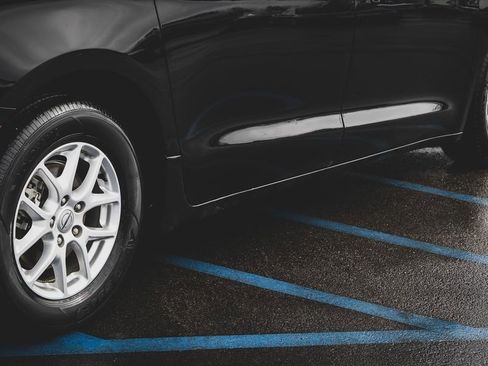 Used 2022 Chrysler Pacifica Touring-L image 14