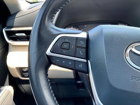 Used 2024 Toyota Highlander XLE FWD image 24