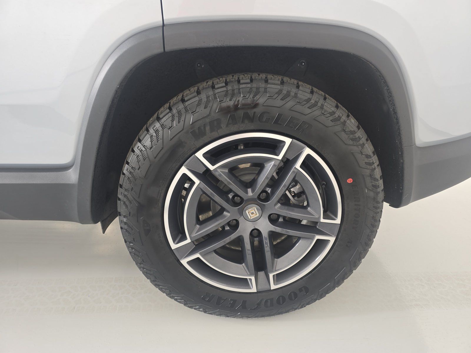 Used 2025 Rivian R1S Adventure Dual AWD/4WD image 10