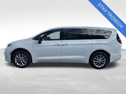 New 2026 Chrysler Pacifica Select AWD/4WD image 4