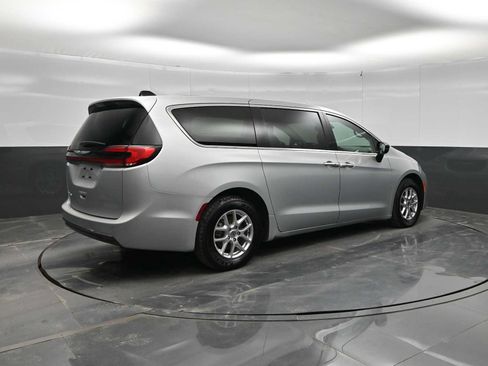 Used 2024 Chrysler Pacifica Touring-L FWD image 7