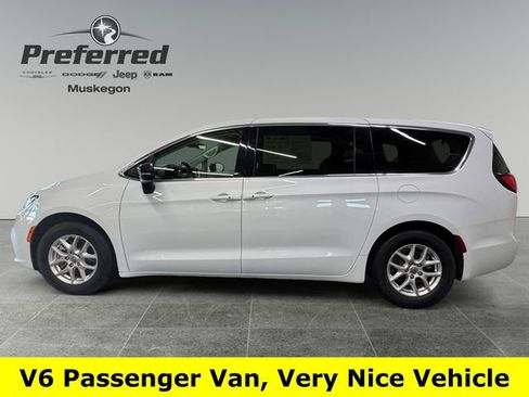 Used 2024 Chrysler Pacifica Touring-L image 12