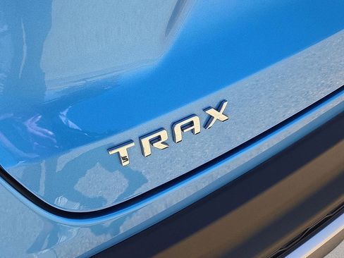 Used 2025 Chevrolet Trax LT w/ Sunroof Package FWD image 11