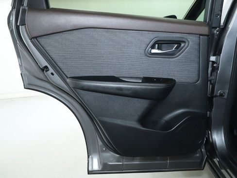 Used 2023 Nissan Rogue SV image 13