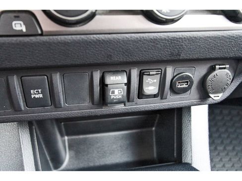 Used 2019 Toyota Tacoma SR5 RWD image 28