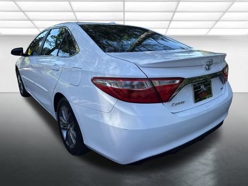 Used 2016 Toyota Camry SE w/ Moonroof Package FWD image 3