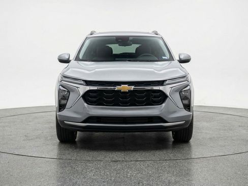 Used 2025 Chevrolet Trax LT w/ LT Convenience Package image 2