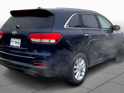 Used 2016 Kia Sorento LX image 12