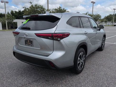 Used 2023 Toyota Highlander XLE FWD image 4