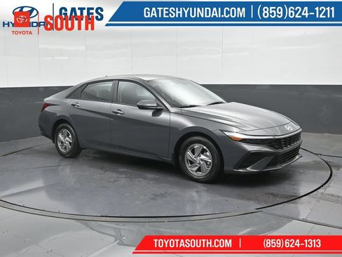 Used 2025 Hyundai Elantra SE FWD image 4