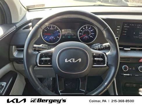 Used 2022 Kia Carnival LX image 20