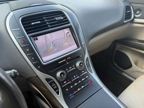 Used 2018 Lincoln MKX Reserve w/ Driver Assistance Package FWD image 34