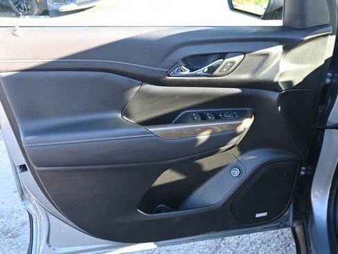 Used 2023 GMC Acadia SLE w/ Driver Convenience Package image 10