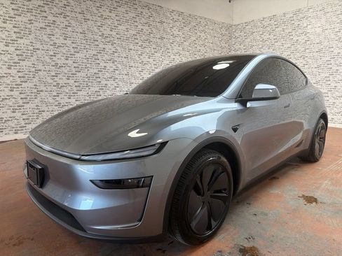 Used 2026 Tesla Model Y AWD image 3