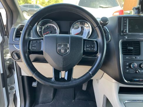 Used 2018 Dodge Grand Caravan SXT image 19