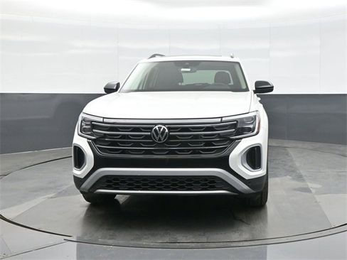 New 2026 Volkswagen Atlas Peak Edition image 2