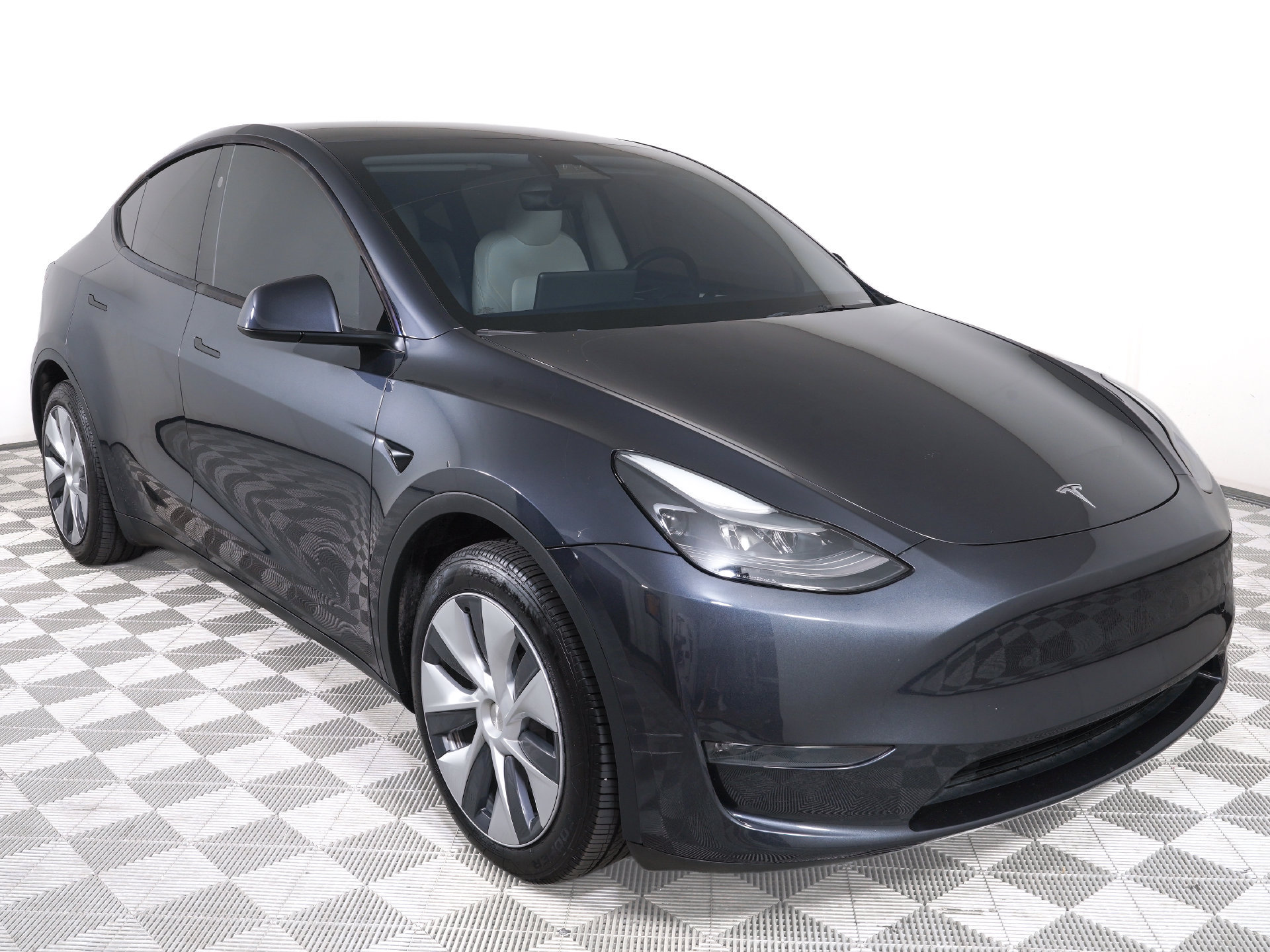 Used 2024 Tesla Model Y Long Range AWD/4WD image 3