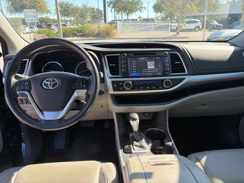 Used 2016 Toyota Highlander XLE image 22