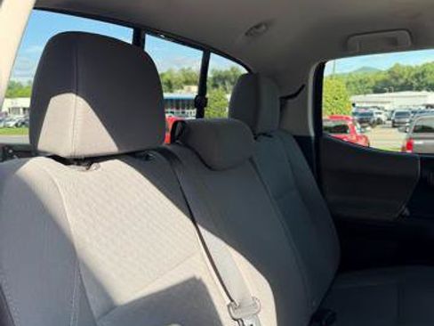 Used 2020 Toyota Tacoma SR AWD/4WD image 9