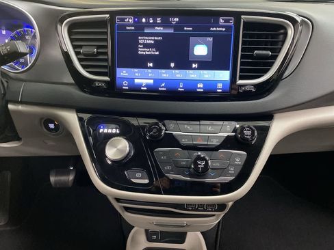 Used 2023 Chrysler Pacifica Touring-L FWD image 23