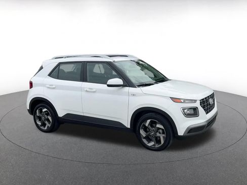 Used 2026 Hyundai Venue SEL FWD image 2