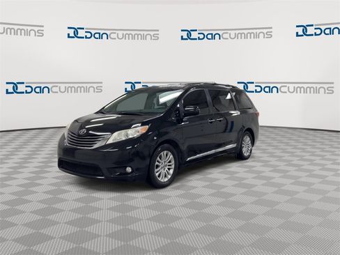 Used 2016 Toyota Sienna XLE image 4