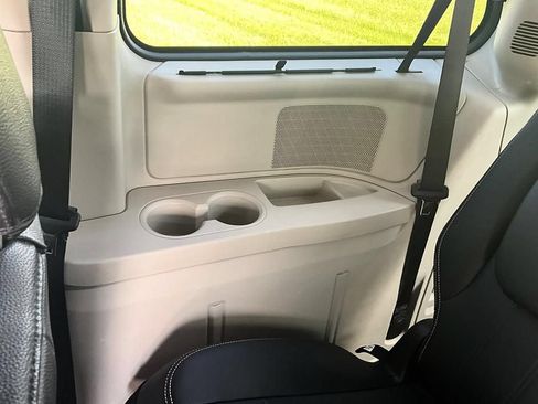 Used 2016 Chrysler Town & Country Touring w/ Driver Convenience Group FWD image 41
