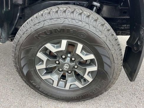 Used 2018 Toyota Tacoma TRD Off-Road w/ Technology Package AWD/4WD image 11