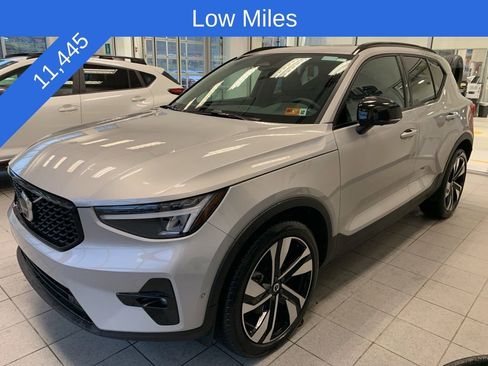 Used 2025 Volvo XC40 B5 Plus image 2